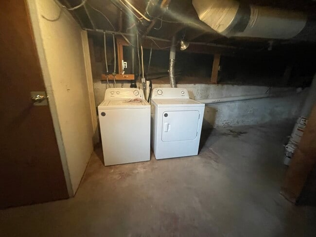 Building Photo - 405 Vassar Dr SE
