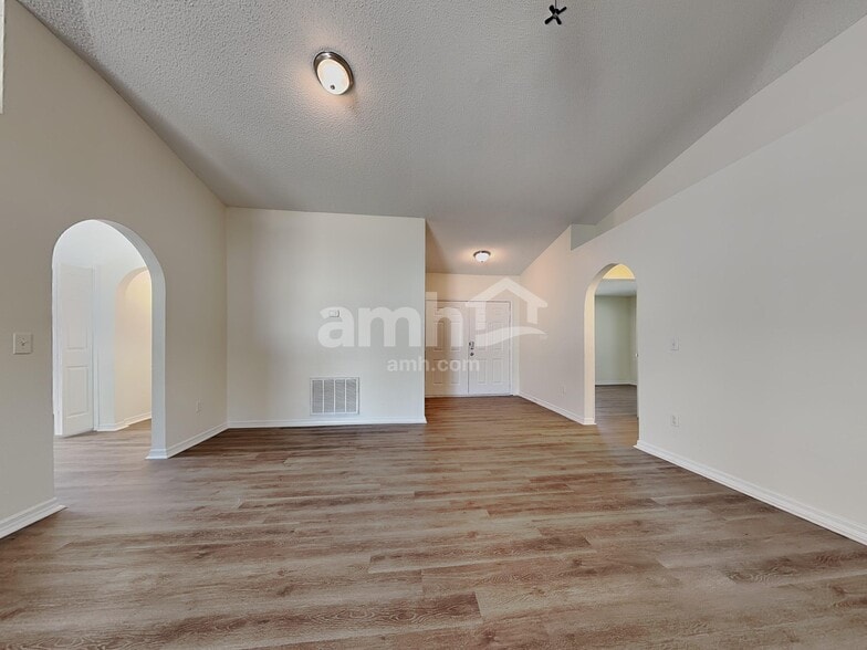 Building Photo - 25209 Hyde Park Blvd