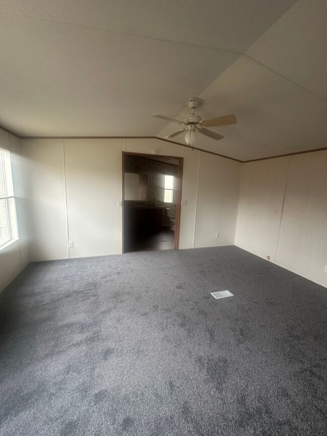 Building Photo - 3 Bed/2 Bath Mobile Home