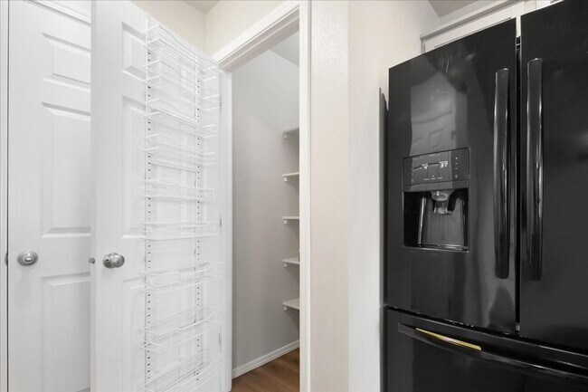 Building Photo - Beautiful Home 3 bed, 2.5 baths - Pet Friendly - Ready Now!