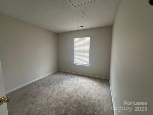 Building Photo - 176 English Hills Dr