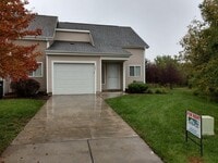 Building Photo - Large 3 Bed/ 2 Bath Townhome on West Side!
