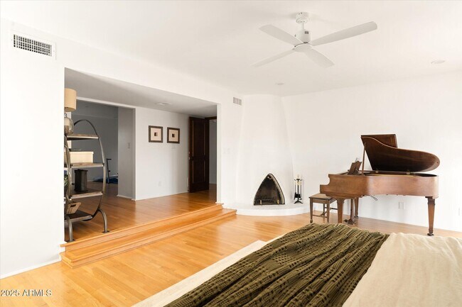 Building Photo - 1025 E Morten Ave