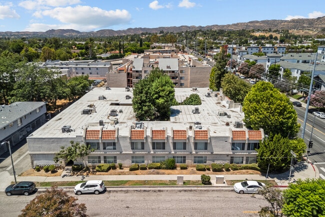 Building Photo - 21000 Parthenia St