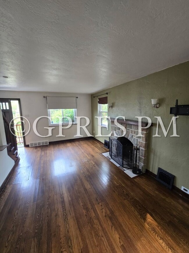 Building Photo - Welcome to this charming 3-bedroom, **Pric...