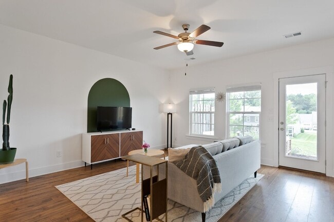 Building Photo - Franklin Townhome For Lease