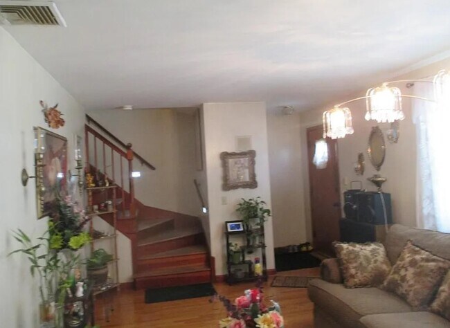 Building Photo - Single Family Lovely Home