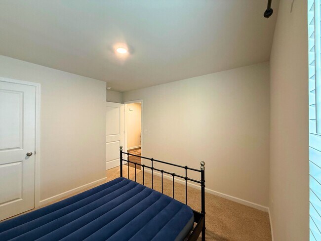 Building Photo - 605 Palmerston Dr