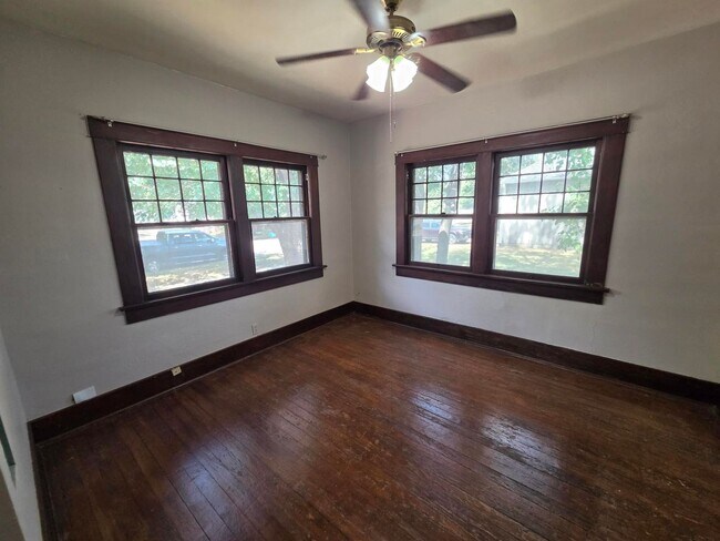 Building Photo - 626 S Millwood Ave