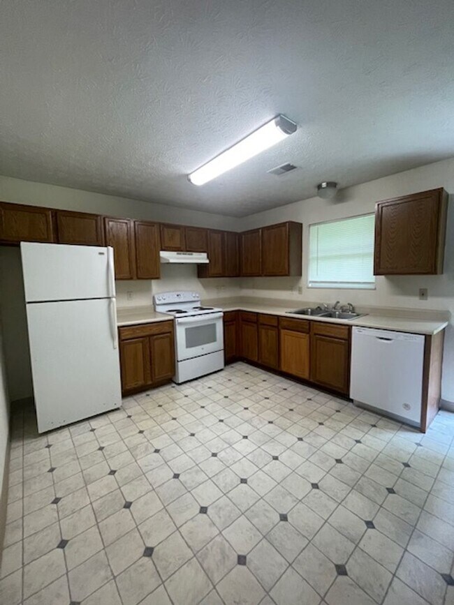 Building Photo - 2 Bedroom 2 Bath Duplex Call Ed Johnson 86...