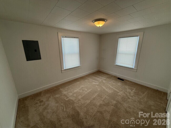 Building Photo - 94 Sumner Ave NW