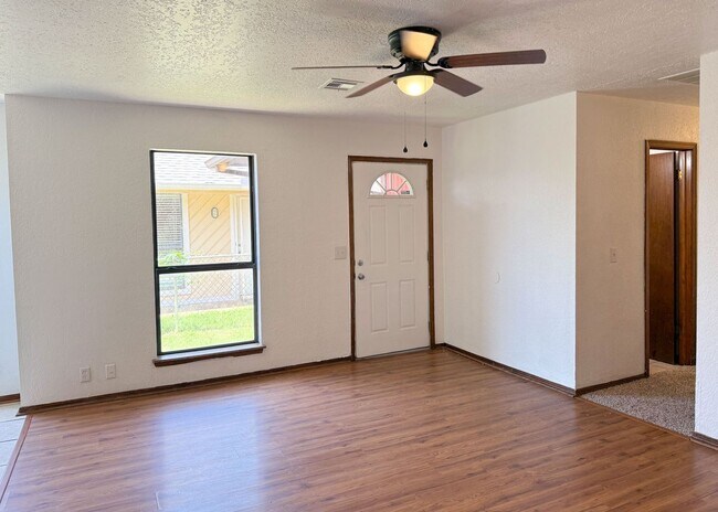 Building Photo - $500 OFF MOVE IN SPECIAL | Duplex in Centr...