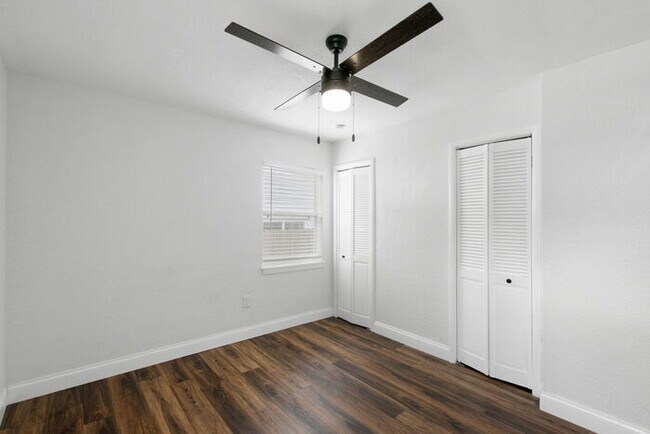 Building Photo - FULLY FENCED Home For Rent in St Petersburg!