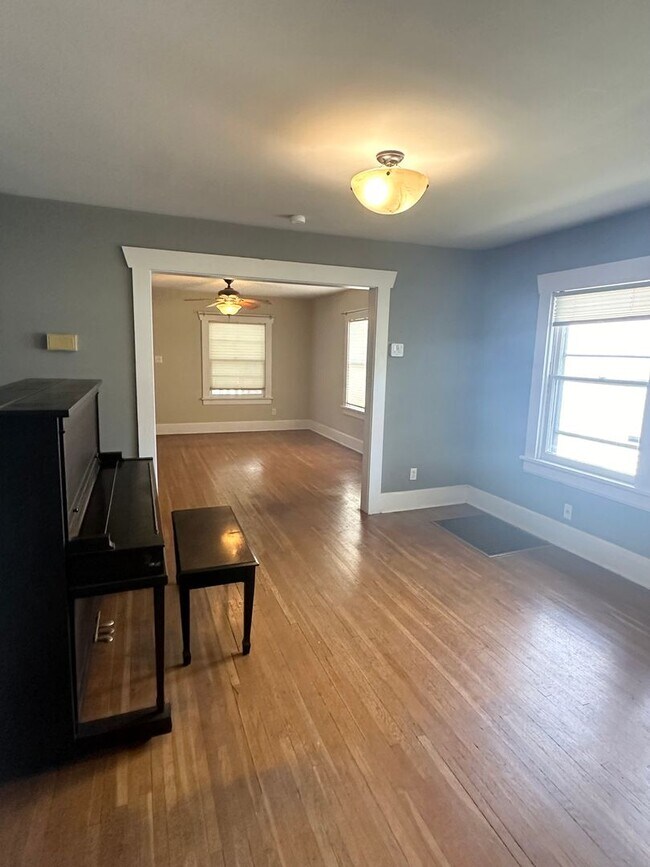 Building Photo - Charming 2-Bedroom, 1-Bathroom Home with Fenced Backyard & Detached Garage!