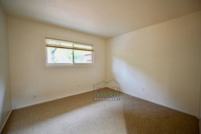 Building Photo - 75 Stasia Dr