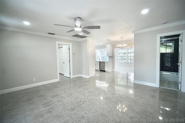Building Photo - 917 SE 15th Ct