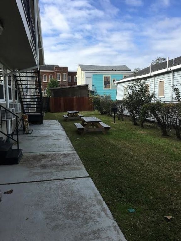 Building Photo - Renovated 1 bedroom with washer/dryer! Gated complex, centrally located.