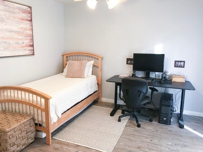 Building Photo - 3 bedroom, 2 bath townhome, end unit, grea...