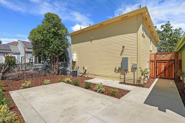 Building Photo - Beautifully updated 2/1 in North Oak Park! Located Close to UC Davis Med Center + MgGeorge Law Sc...