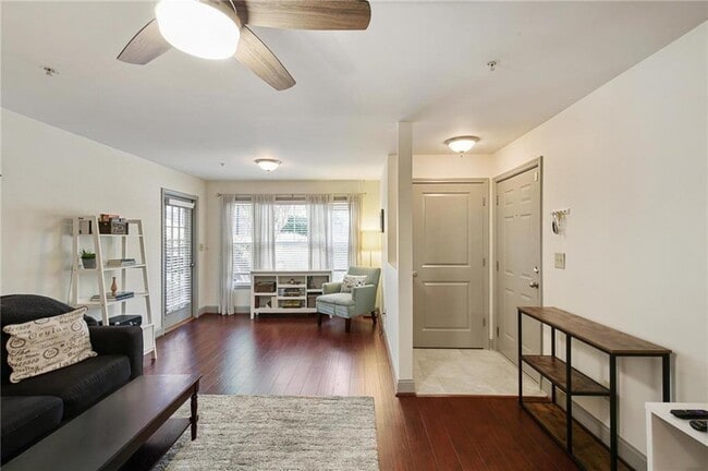 Building Photo - 1002 Madison Ln S E