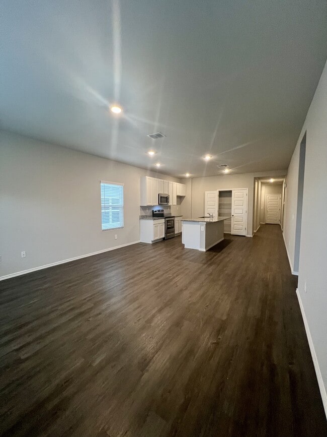 Building Photo - 596 Jennifer Wy