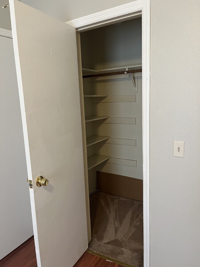 Building Photo - "Spacious 3-Bedroom Oasis with 2 Full Bath...