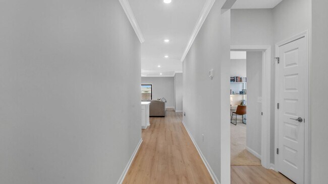 Building Photo - Like-new 4BR/3BA home in desirable St. Cla...
