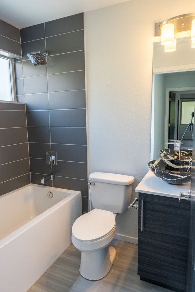 Building Photo - 3Bd/3.5Ba Seattle Townhouse