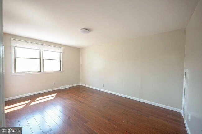 Building Photo - 701 Crestbrook Ave