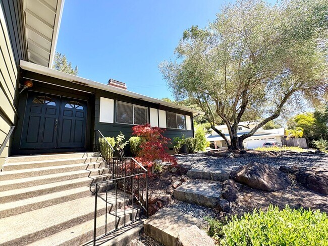Building Photo - 1732 Las Gallinas Ave