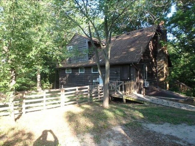 Building Photo - Unique 3 Bed 2 Bath Cabin In The Heart of Columbia!