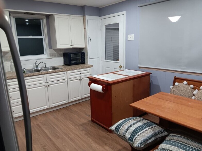 Building Photo - 657 Pine Hill St