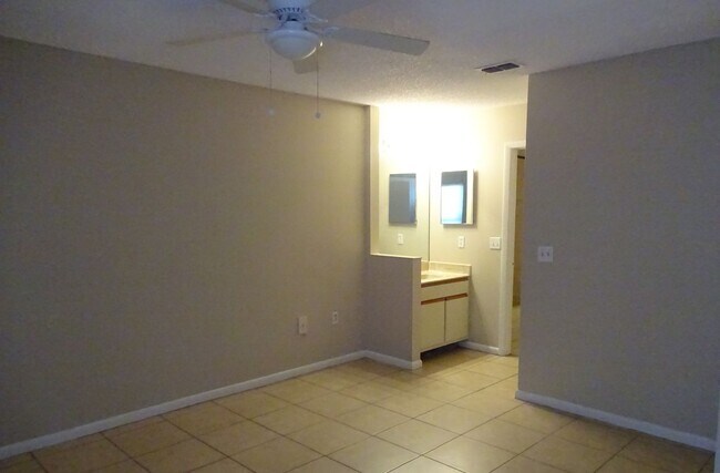 Building Photo - 1br/1ba Wimbledon Condo with Tile Floors a...