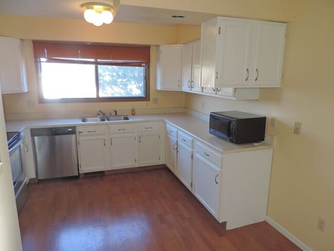 Building Photo - $1425 | 2 Bedroom + Den, 2.5 Bathroom TOWN...