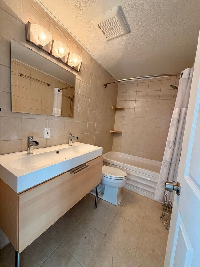 Building Photo - Longfellow Run Townhomes - West Seattle