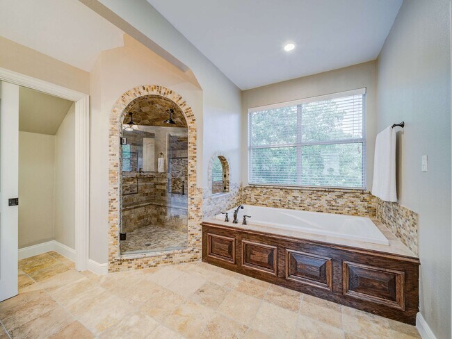 Building Photo - 200 Cove Dr