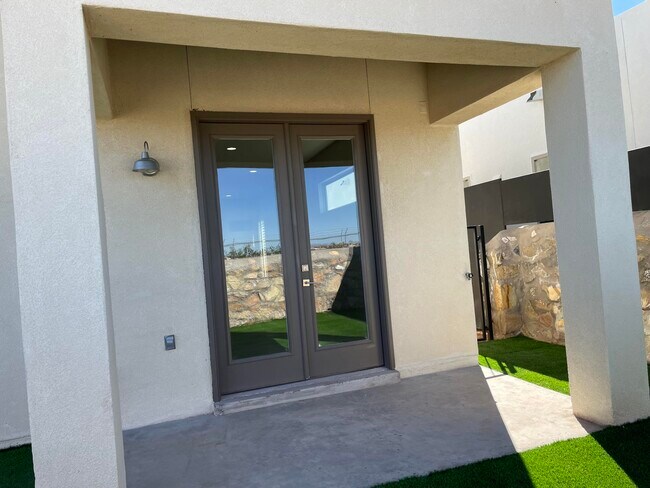 Building Photo - 6093 Hidden Psge Ave