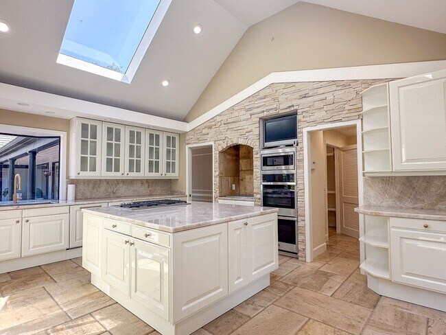 Building Photo - Exceptional Executive Estate With Pool and Tennis Court
