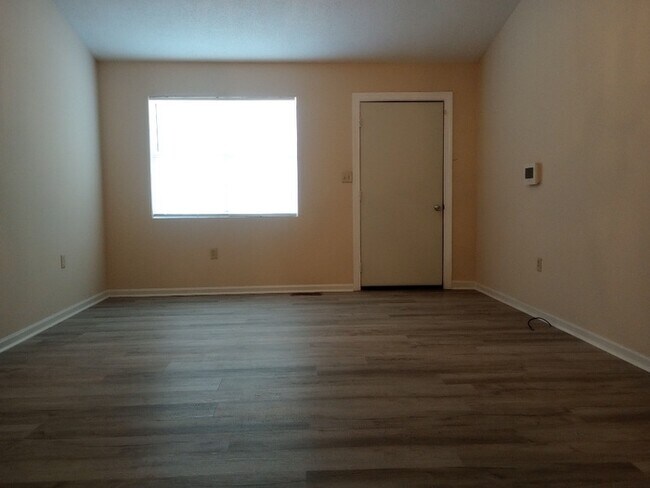 Building Photo - 3 Bedroom 2 Bathroom