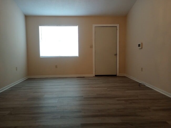 Building Photo - 3 Bedroom 2 Bathrooms