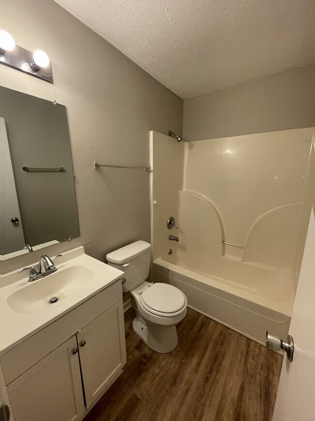 Building Photo - 2118 Thousand Oaks Dr