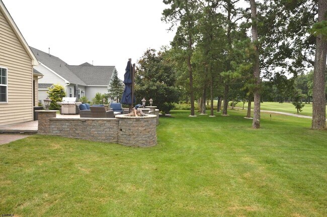 Building Photo - 498 Country Club Dr