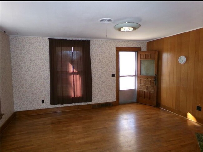 Building Photo - Beautiful 2 bed/1 bath bungalow for rent