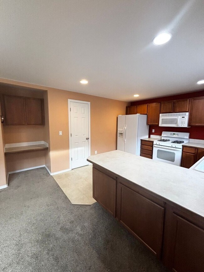 Building Photo - SW Bend House Near the Old Mill District, 4 Bdrms, 2.5 baths, A/C, Office/den, Dbl. Garage