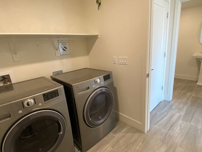 Building Photo - Recently Built and Immaculate 3 Bedroom 2.5 Bathroom Condo in Milpitas