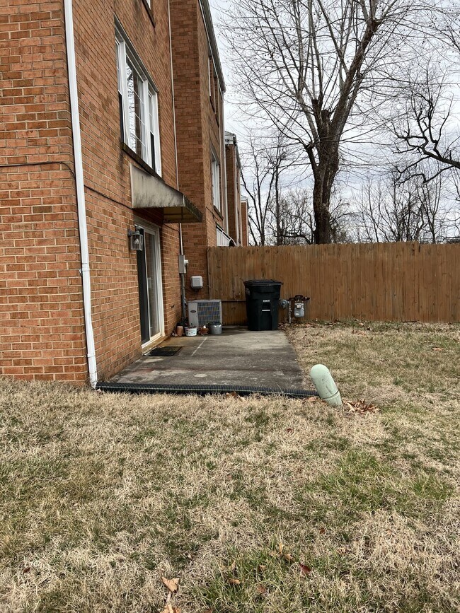 Building Photo - Spacious 3 Bdrm/2.5 Bath End Unit Townhome with Community Pool!!!