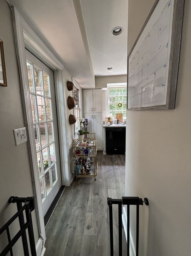 Building Photo - 408 Queen St