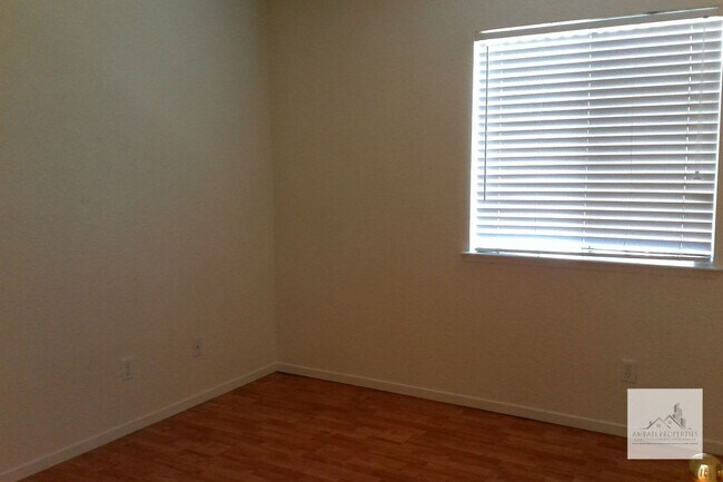 Building Photo - Wonderful 3 Bedroom Home in Sought After Northeast Fresno!