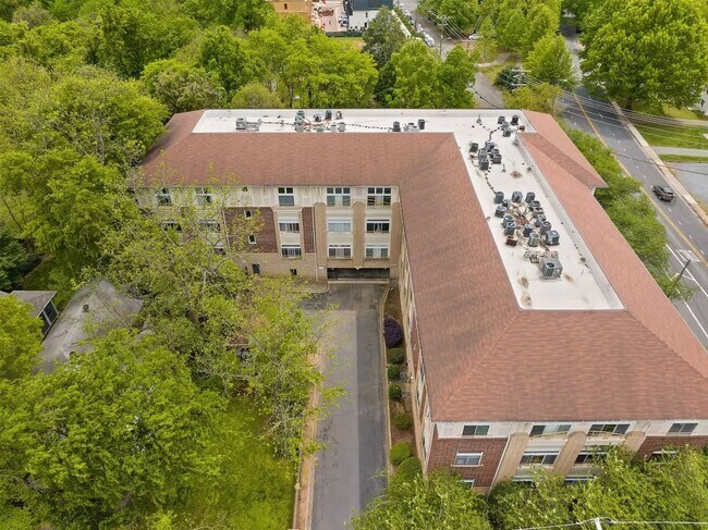 Building Photo - 404 N Laurel Ave