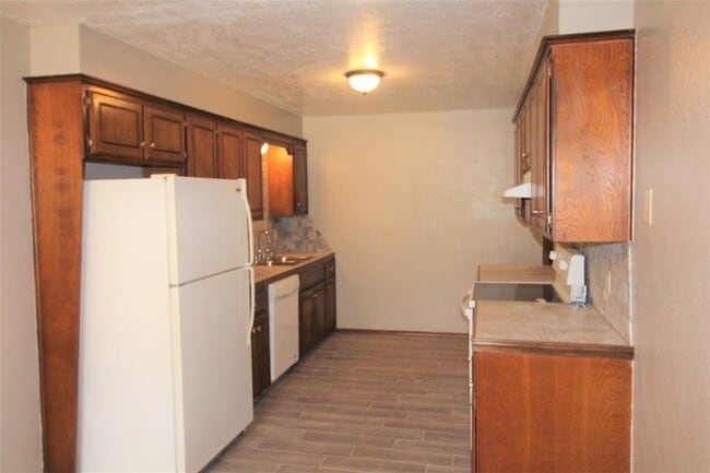 Building Photo - 225 Skylark Ct